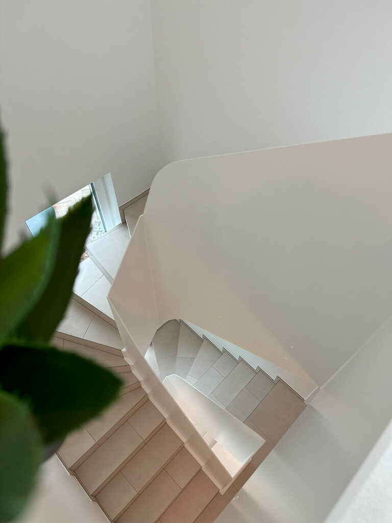 Garde corps escalier intérieur blanc