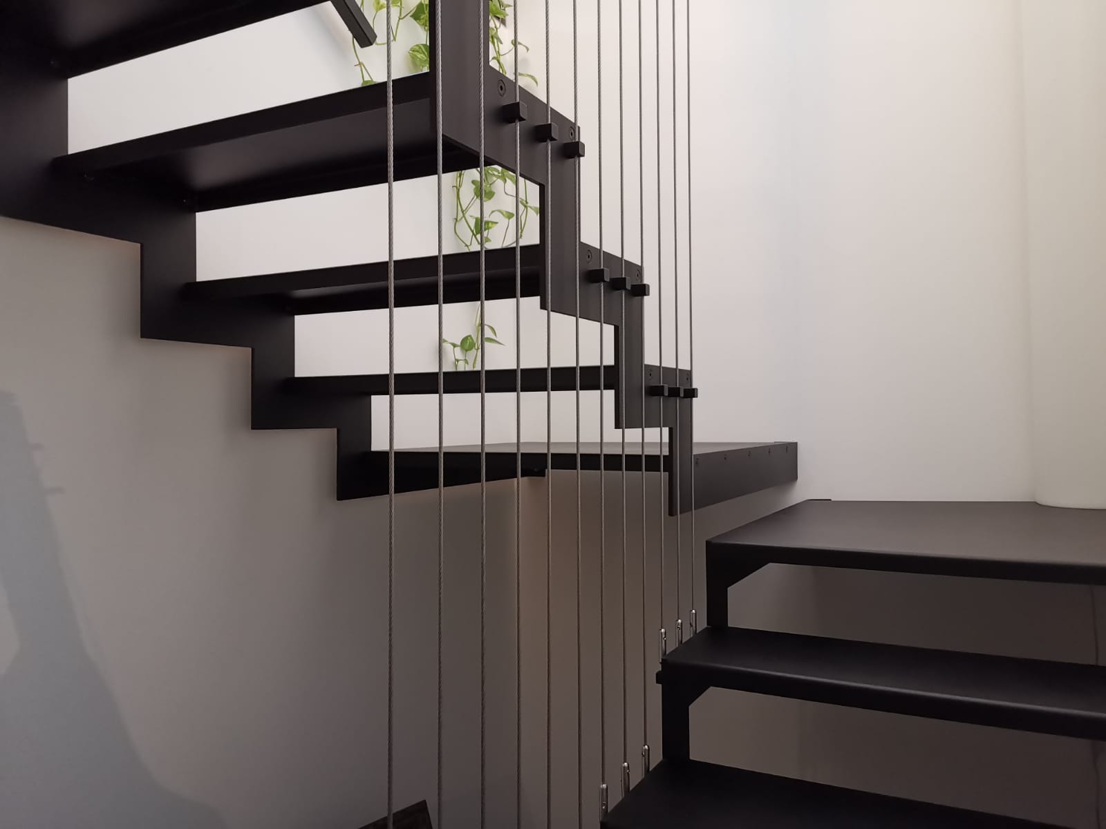 Escalier design métal avec câble inox